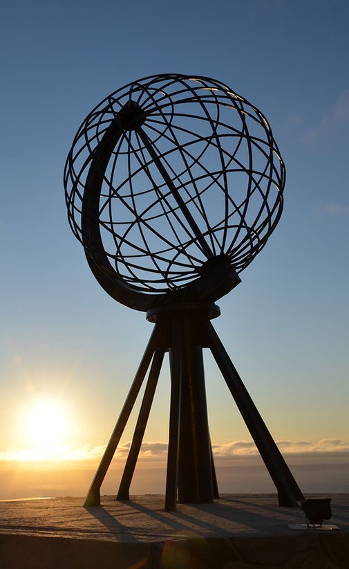 Nordkap unter der Mitternachtssonne. Verlinkung auf Reisen zum Nordkap. 