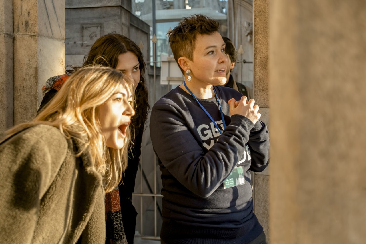 Drei Frauen sehen sich etwas an.