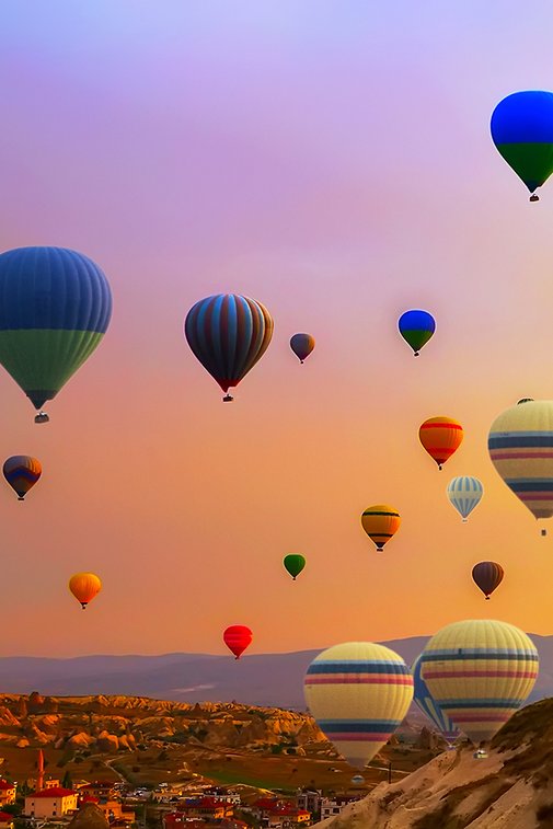 Touristen fahren Heißluftballons, Flug Ballon Festival Panorama, Kambodscha. Verlinkung zu Aktivreisen.